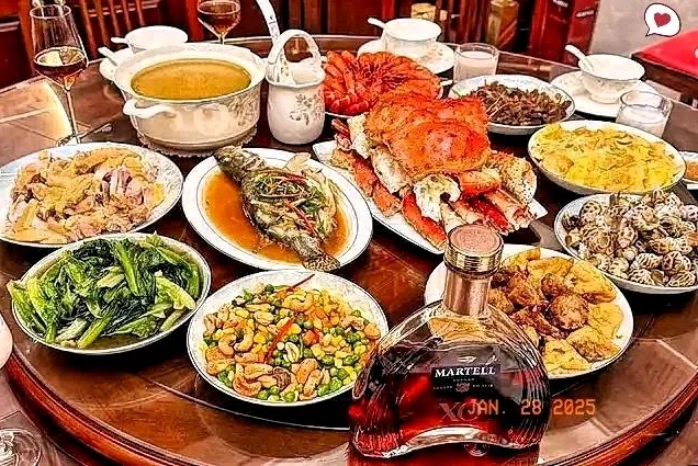 花500元工钱请了一个阿姨烧了一桌年夜饭，大家看看这桌子辛苦费值500元吗？