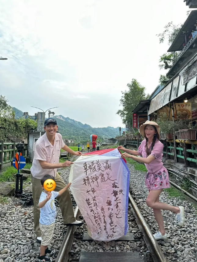 林志玲50岁生日，一向低调的老公黑泽良平发文是爱，一家三口罕见同框，林志玲一身粉