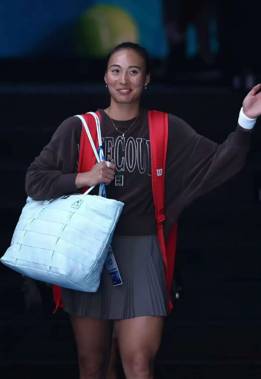 郑钦文比李娜为啥更受央妈和国人&欢迎？

就目前成绩来说，李娜有两个大满贯冠军而