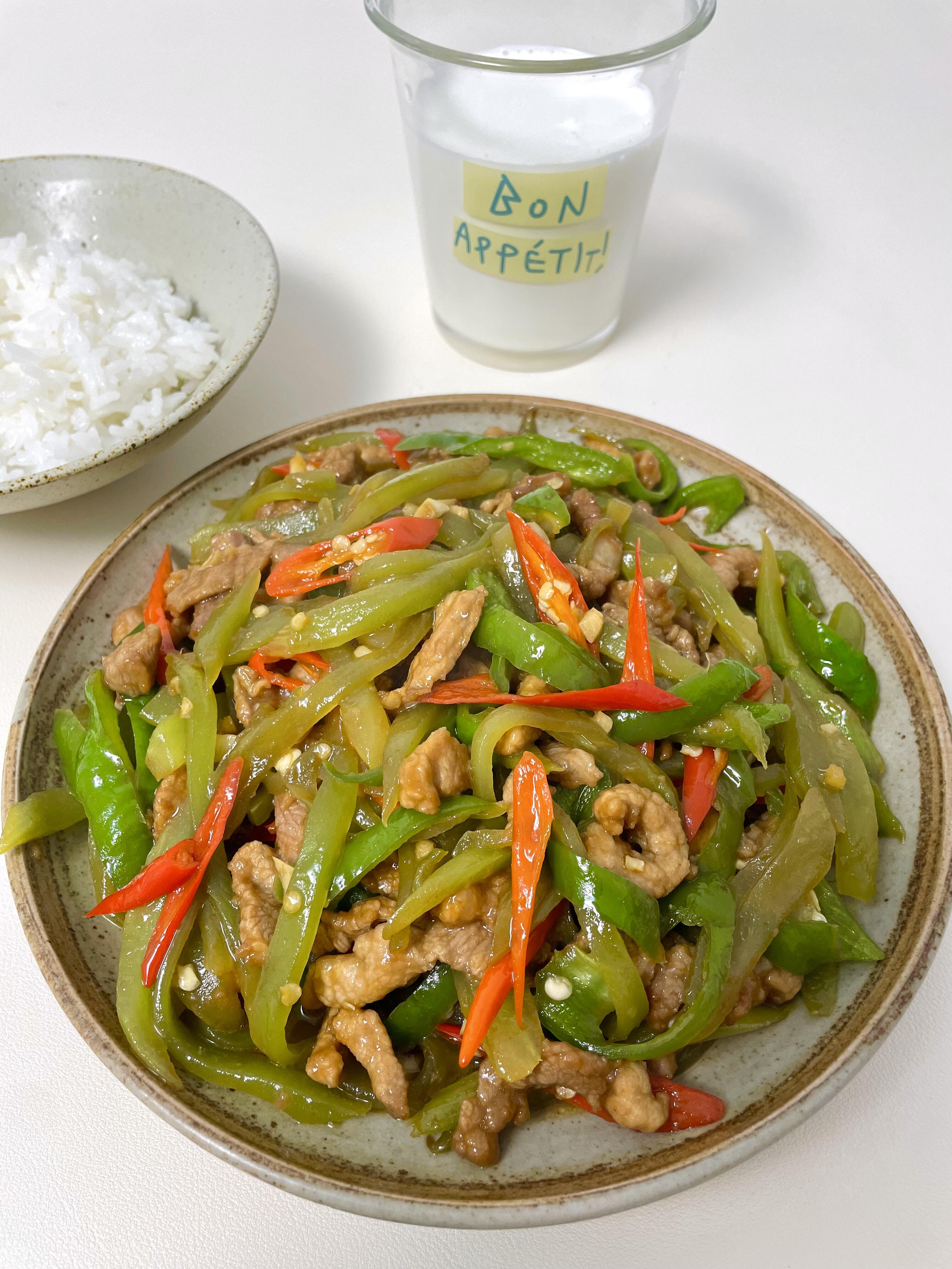 这种做法真的好吃哭了啊 快去做

莴笋肉丝（图片附教程）

肉提前腌制了，炒出来