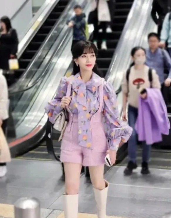 真的是太羡慕她的身材和衣品了，怎么看都不会想到她是70岁的老太太了。如果你已经有