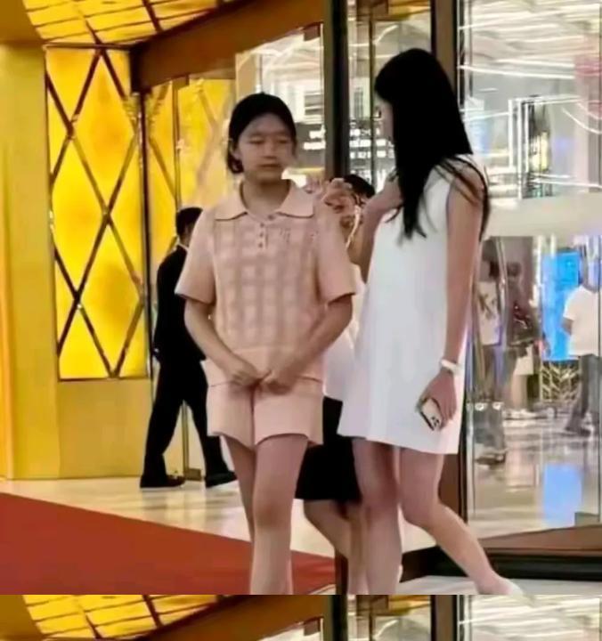小玥儿虽然还是嫩芽，但比当年的大S更加惊艳动人，汪小菲的帅气基因可真是实力操控，