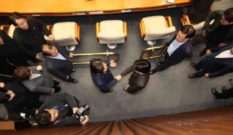 韩媒爆：韩东勋要求没收所有议员的手机