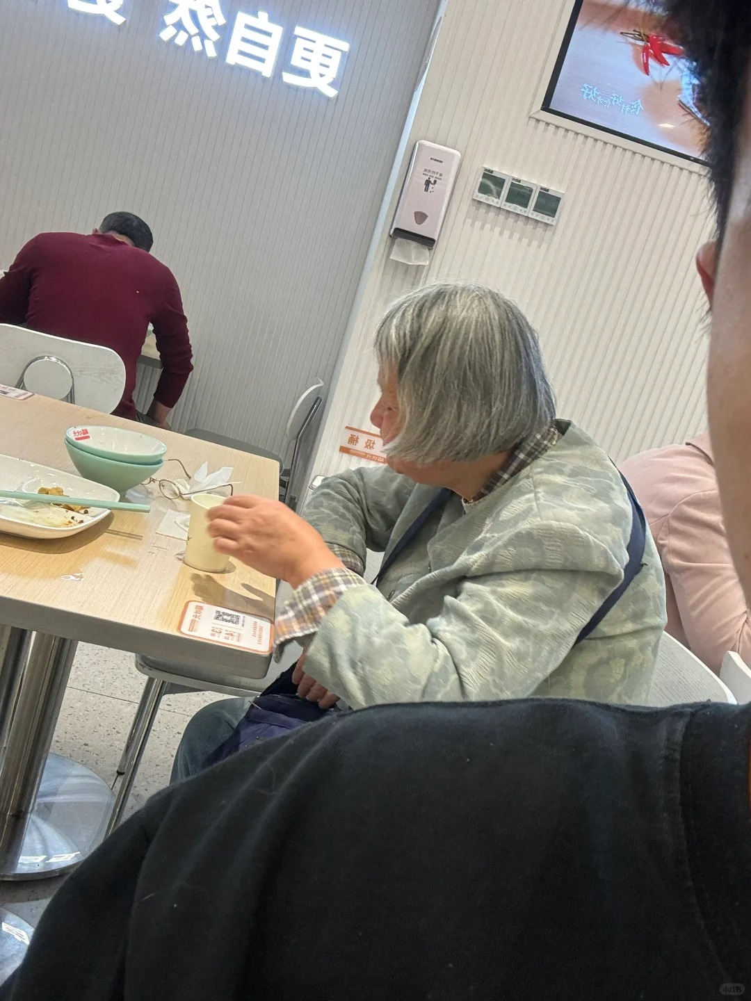 不知道奶奶的家人看到会怎么想
你是稻状元 却容不下烟火事是吧？
银发老人进你店吃