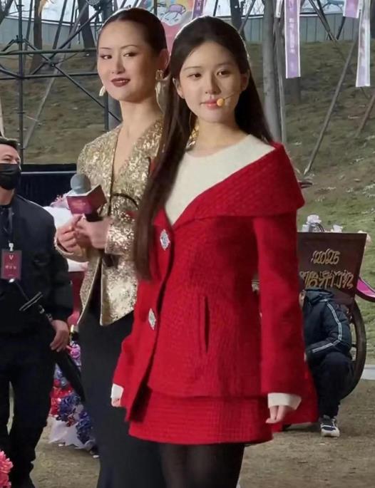 赵露思凭借甜美的形象和灵动演技，从网络剧走出，逐渐在影视圈站稳脚跟。此次复工首度