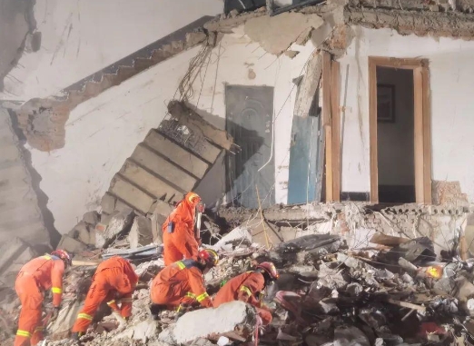 持续降水可能对地质产生以下影响：

地基软化：雨水渗入地下，可能导致地基土壤变软