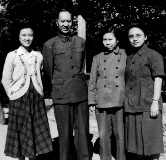 卫生部副部长傅连暲接受命令，前去给某人看病。进屋后，撞见该人正在打针（某种药剂）