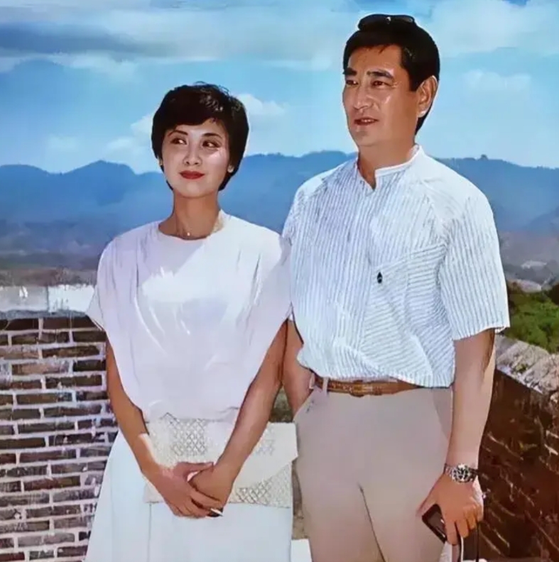 这两位曾是八十年代红极一时的老演员，能认识他们的估计年龄都在40岁以上了。左边这