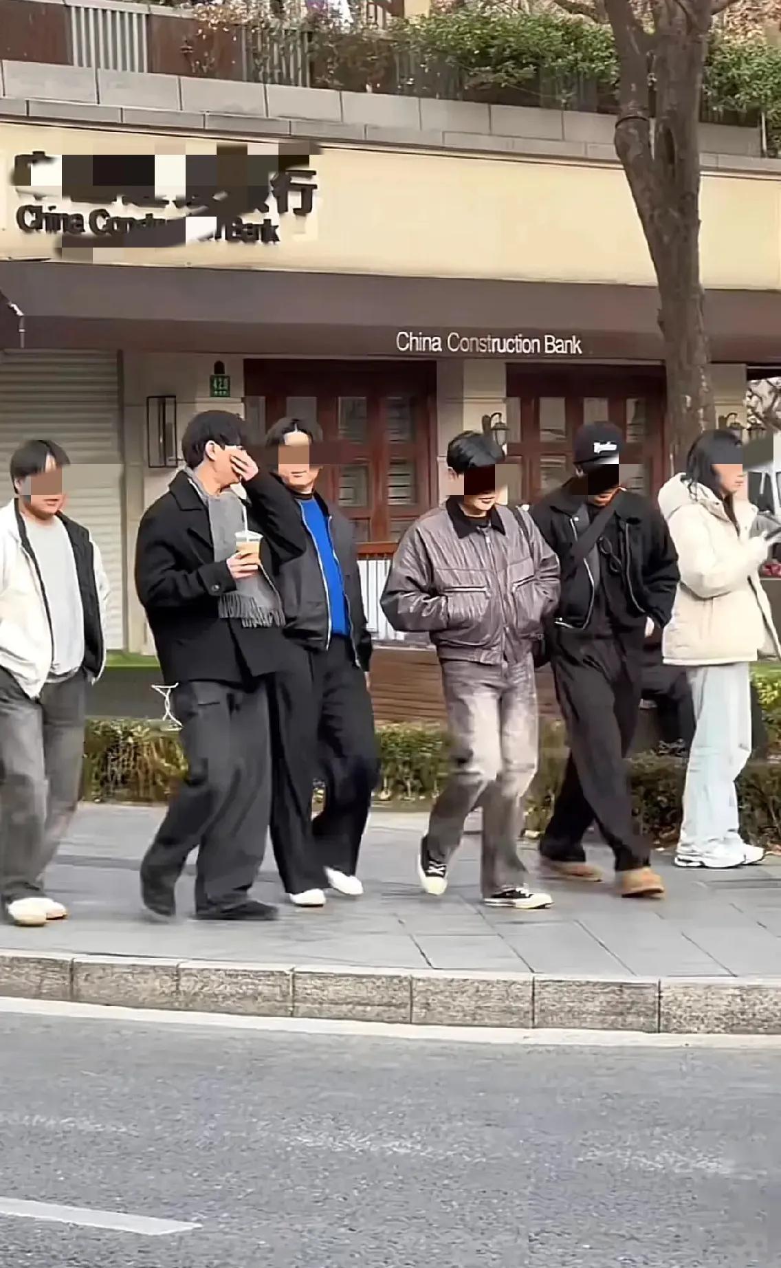 中国对韩国icon免签后，上海icon街边出现了10个搞笑的现象：
1、第一个：