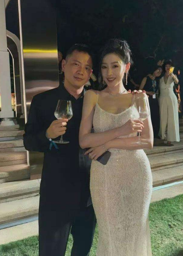 张天爱这大胯真大啊...