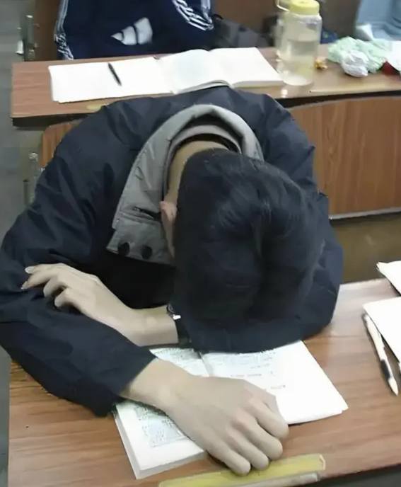 学生的父母和哥哥都去世了，该怎么劝这个学生？我是一名初二老师，前阵子，一名学生的