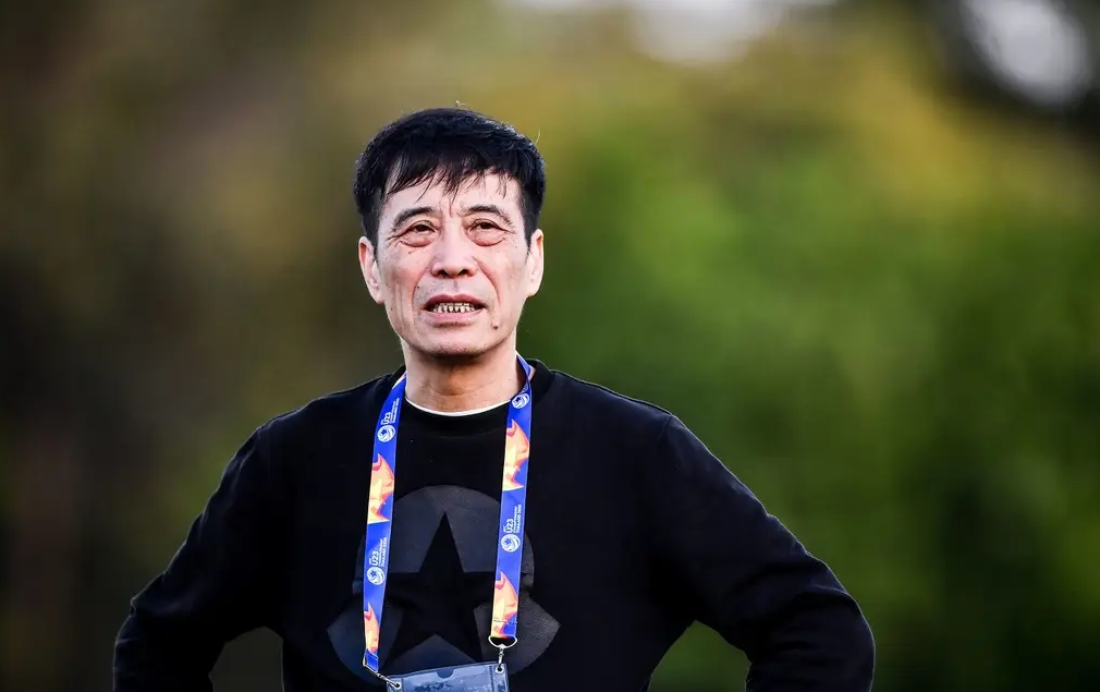 陈戌源，这位曾被视为足球界的一股清流，如今却沦为众人唾弃的贪官。他身为足协主席，