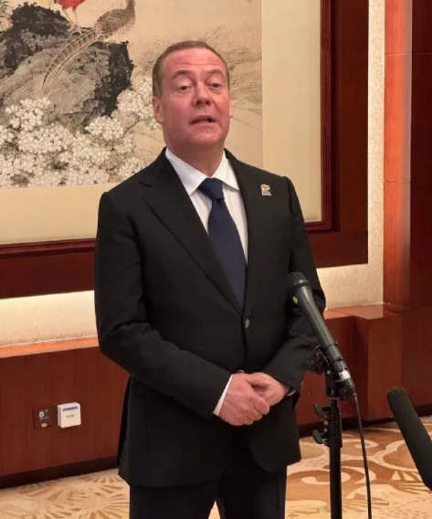 梅德韦杰夫访华接受采访称：俄中两国关系达到历史最好水平！他强调：盎格鲁撒克逊人妄