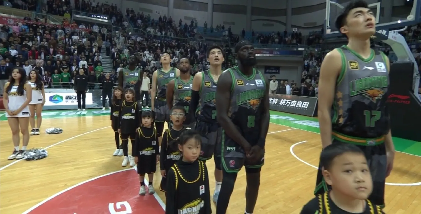 这辽宁球衣设计不但丑，颜色还沉闷，就好像墨水散在衣服上，沙约克离的近还能看清楚，