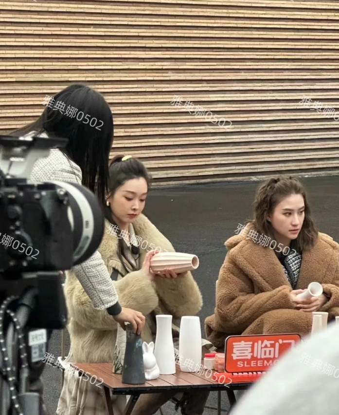 景德镇偶遇宋轶、何超莲录综艺！
宋轶又瘦又高又白非常漂亮有气质，虽然她已经35岁