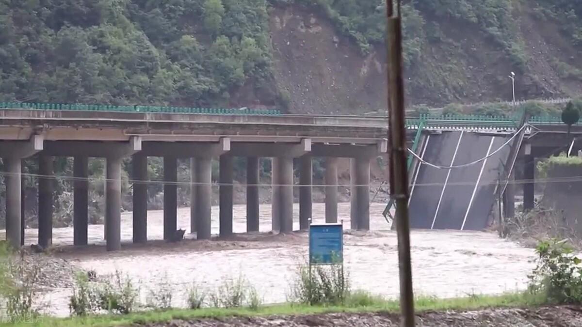 陕西桥梁垮塌事故初步统计，有25辆车坠入河中，车内司乘人员共43人。真是祸不单行