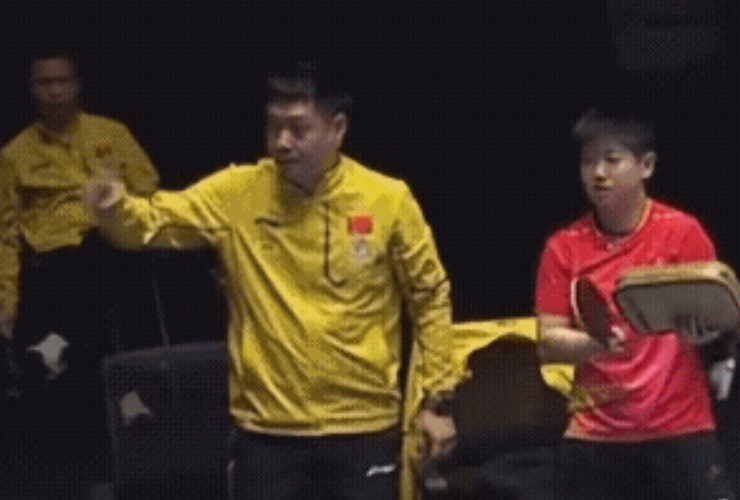 莎莎赢下比赛收拾东西时，是大型争宠现场！有一群人喊:莎莎我爱你！然后另外就有人喊