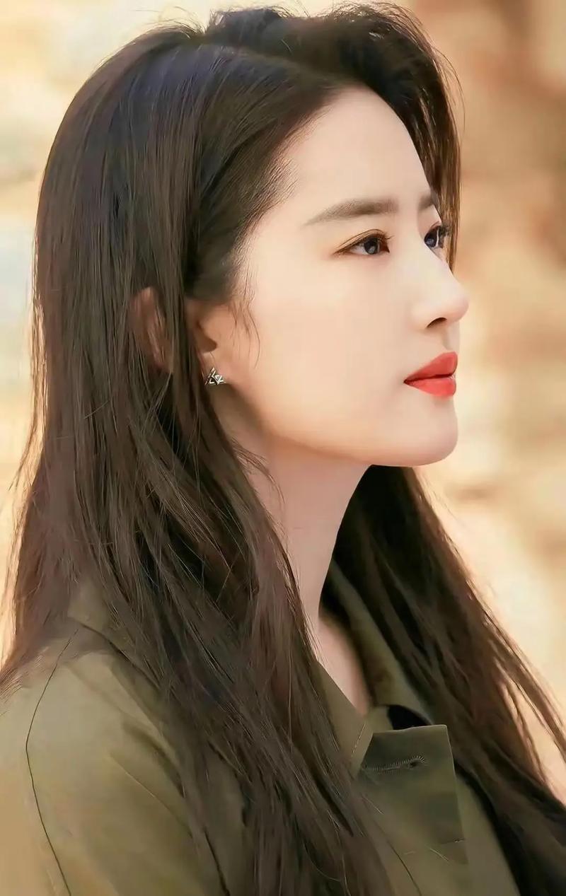 刘亦菲：从“小龙女”到国际舞台的华丽转身