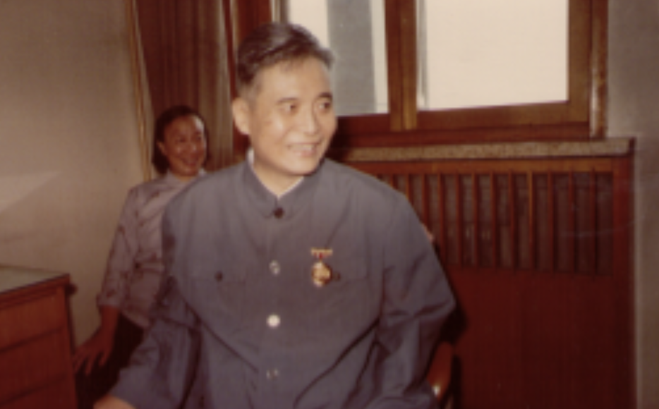 1986年，弥留之际的邓稼先向中央提出一份建议书，指出世界上的核弹理论水平接近极