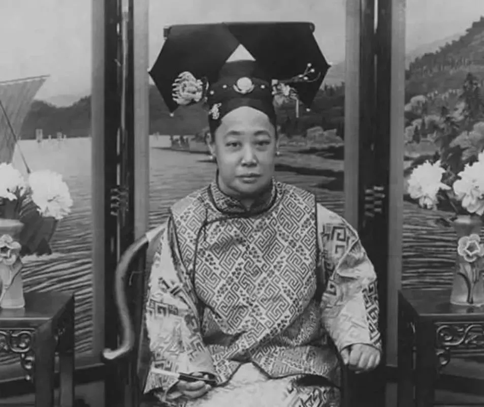 1915年，9岁的溥仪和乳 母在床上正躺着，谁知，总管太监张谦和招呼也不打直接闯