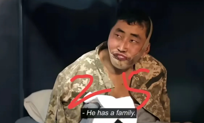 两名被乌军活捉的朝鲜士兵被审讯。

其中一名士兵25岁，有家庭，家人并不知情。他