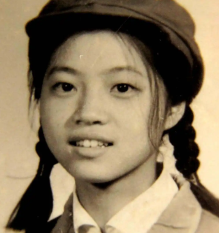 1969年，21岁的女知青廖晓东，嫁给了一贫如洗的老光棍。新婚夜，廖晓东一脸娇羞