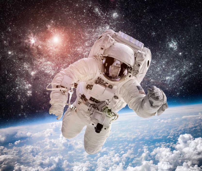 如果宇航员死在宇航服里飘入太空，他的尸体会不会腐烂呢？

当然不会，因为外太空的