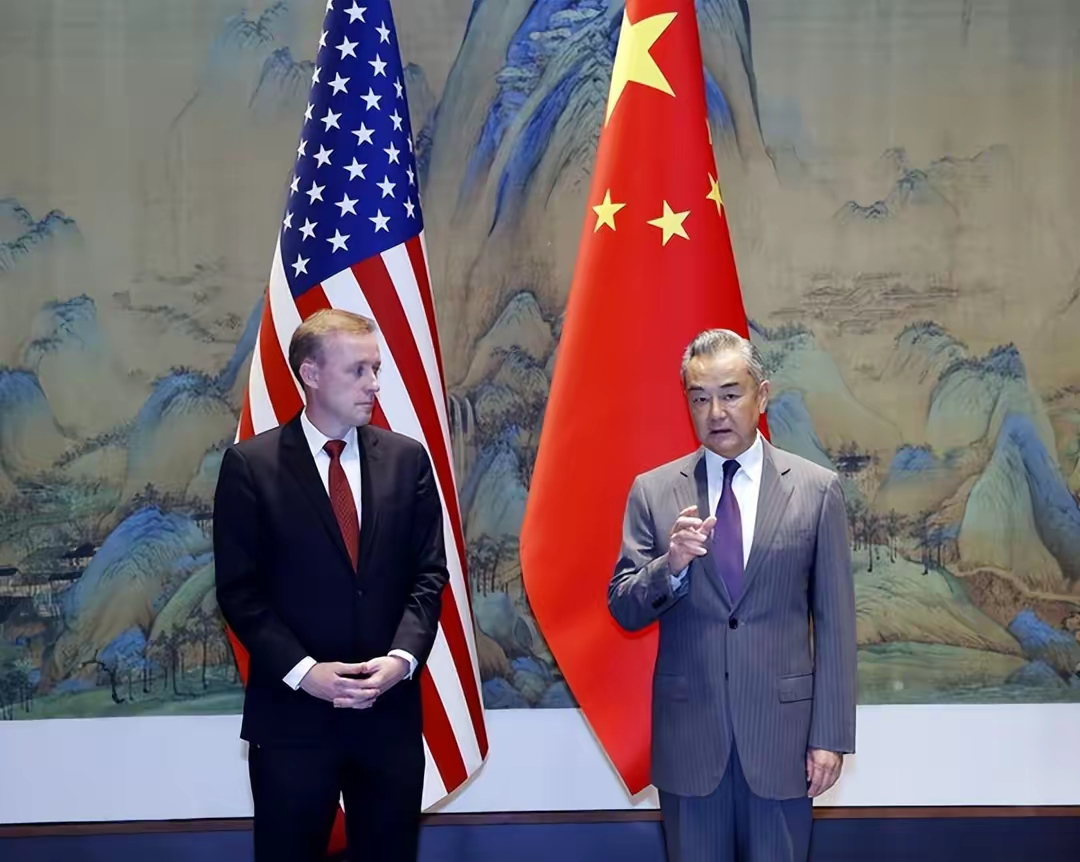 访华前：宣布对XX家中国企业进行制裁，XX军舰过航台湾海峡。

访华时：美国支持