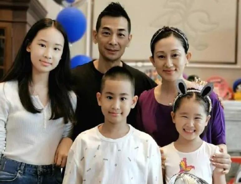 赵文卓作为功夫巨星，多年来在影坛留下众多精彩作品。近日，他16岁的大女儿在国外庆