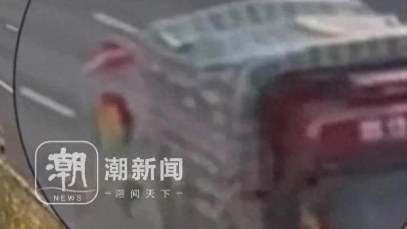 爸爸开货车经过家时给女儿生日惊喜