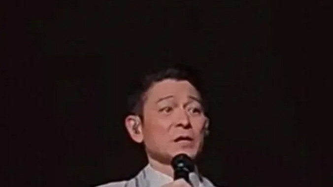 “刘德华高空滑跪惊粉丝，真诚道歉显天王风范”