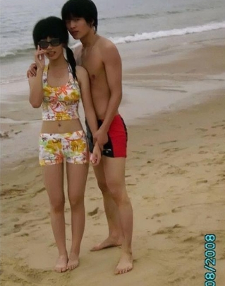 同一件泳衣，同一个地点，夫妻15年前后对比照。15年前，女子戴着墨镜，面容青涩，