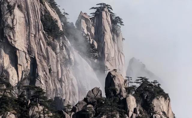 对于黄山来说，它是以其奇松、怪石、云海以及温泉等四大奇观闻名于世。