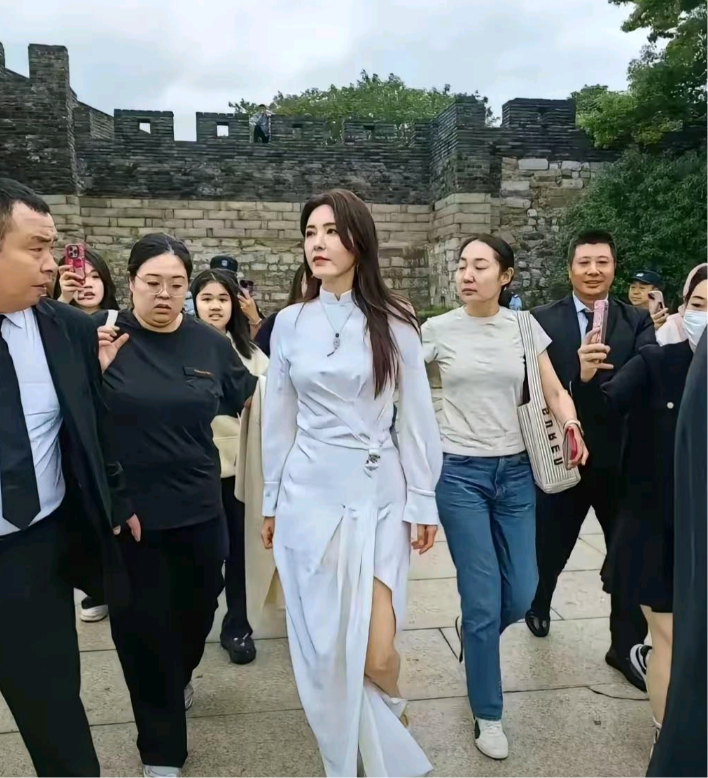 只有见过曾黎真人才知道她有多漂亮，终于知道保剑锋为什么说她是中戏百年不遇的美女，