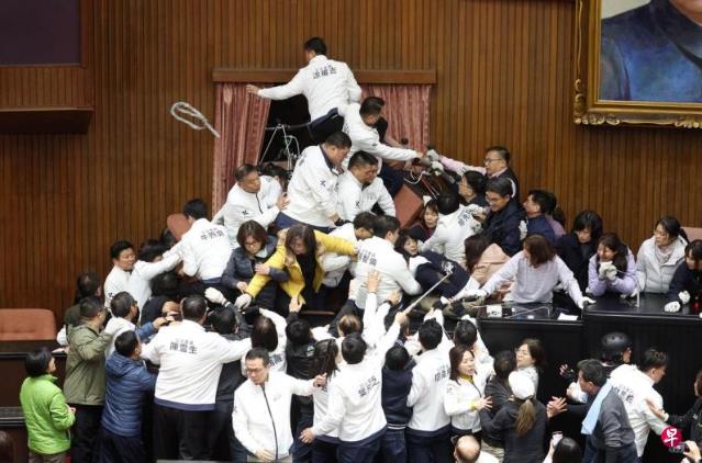 外媒镜头下的台湾蓝绿大乱斗：杀红了眼，太可怕了！

台湾再次丢脸丢到国外！从昨夜