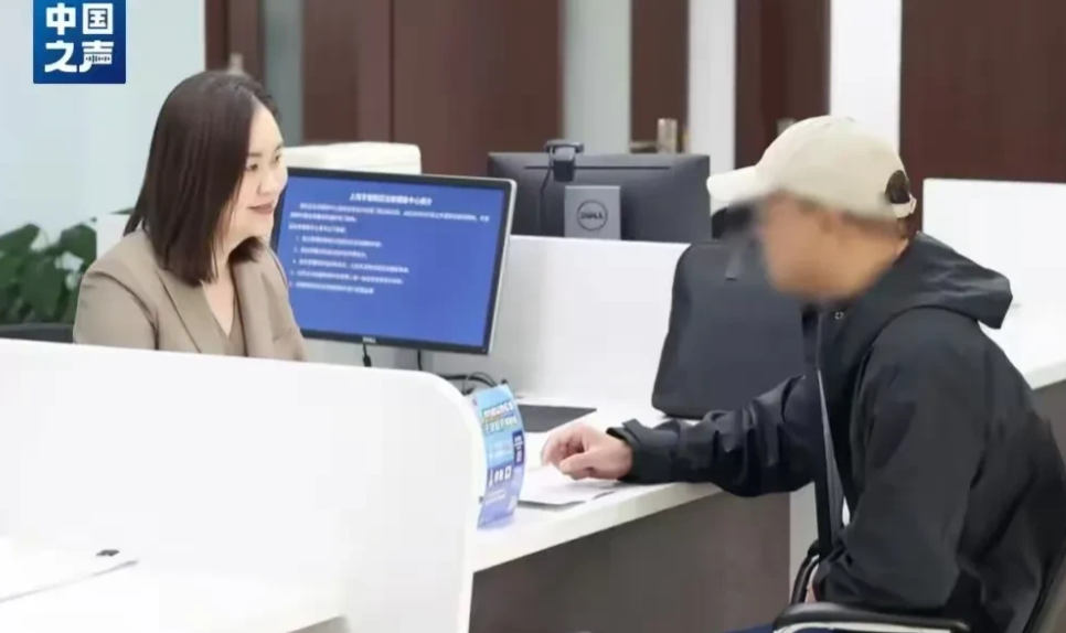 上海镇坪，男子乘坐地铁时，看到老人一位摔倒，急忙去扶，却导致他自己受伤。男子为此