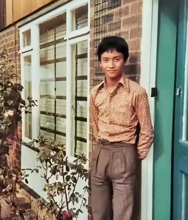 上世纪 70 年代，少年时期的张国荣在英国留学时的珍贵留影。镜头下的他身着橙色花