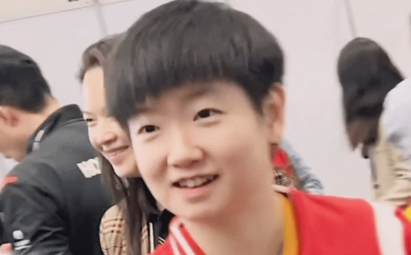 不耍大牌！孙颖莎骑共享单车，没有豪车接送，耐心等红绿灯
孙颖莎在北京集训，备战接