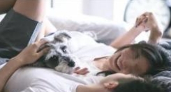 天津一女子，因生活拮据付不起房租，于是向大自己16岁的男房东示爱，没想到男房东也
