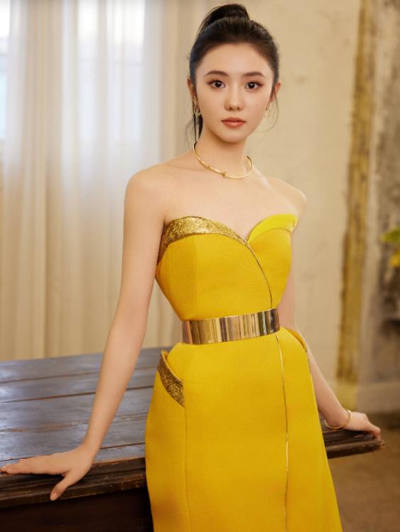 2024微博之夜，刘浩存和她的两套丑衣服，全靠脸撑着！