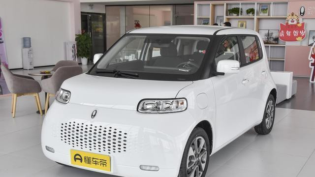 续航305km+快充，标配双联屏