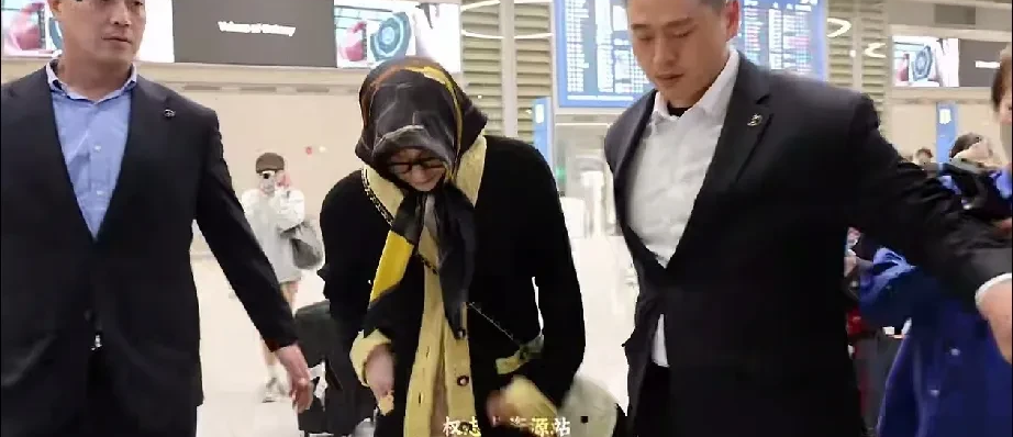 有没有心理学家出来解构一下，权志龙的状态已经很不对了，用丝巾包头，驼背弯腰四处张