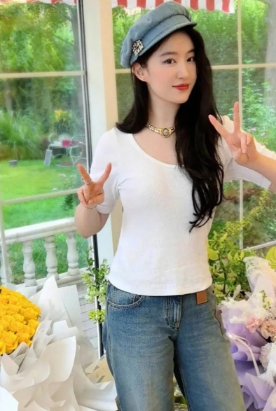 刘亦菲晒37岁庆生照！
8月25日，刘亦菲在个人社交平台发布了一组庆祝自己37岁