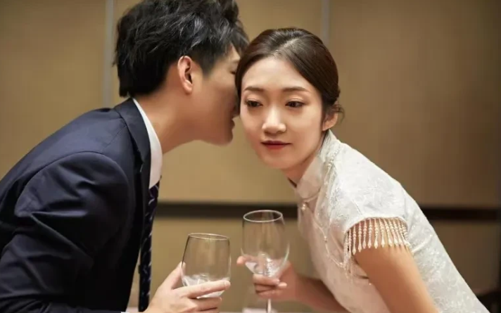 父亲发现女儿未婚生子，如五雷轰顶。为逼女儿离开比她大十几岁的男子，不惜剁下自己一
