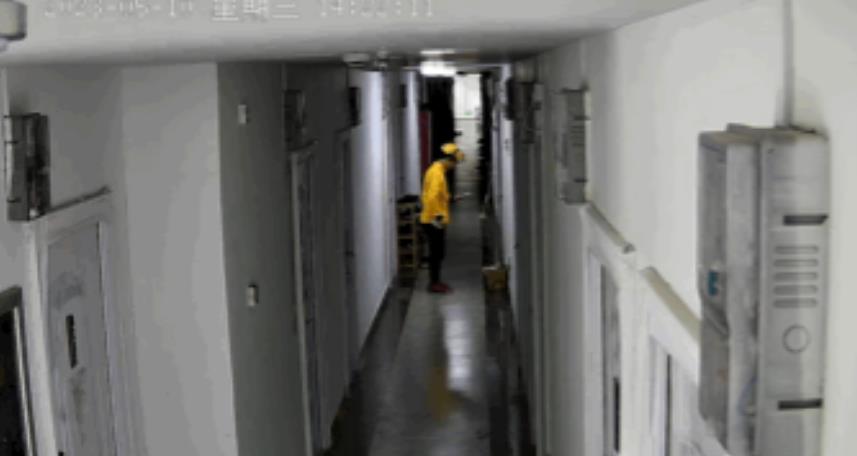 浙江绍兴，男子是外卖小哥，一单身女客户订了100元的餐，备注：别打电话，别敲门，