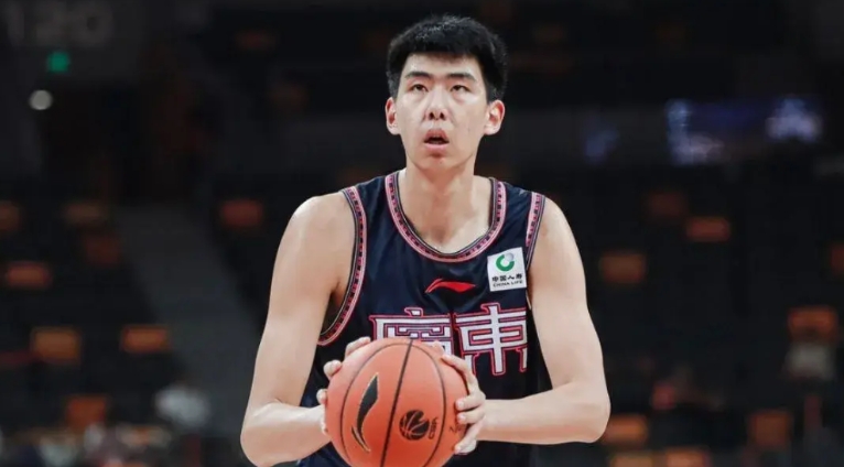 大番薯成长失败，只能换一批

徐昕：主要的问题还是防守习惯太差了，太喜欢跳了，小