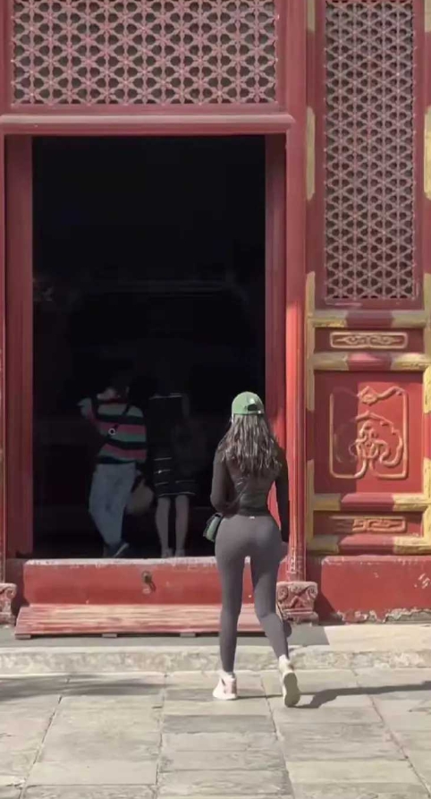 弱弱问一句，这背影，长相还重要吗？
