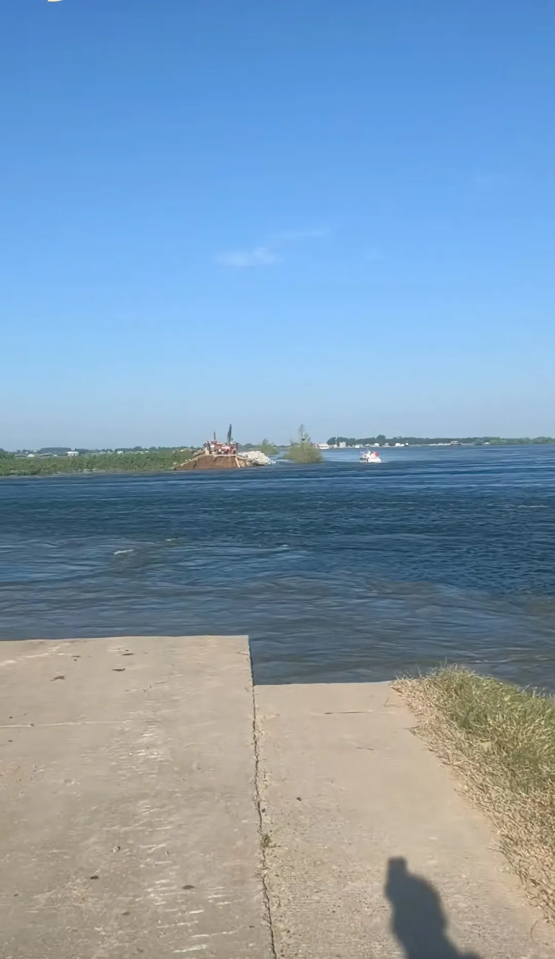 湖南洞庭湖决口最新消息！决口长度约300米！
截至7月6号上午7:30，决口处长