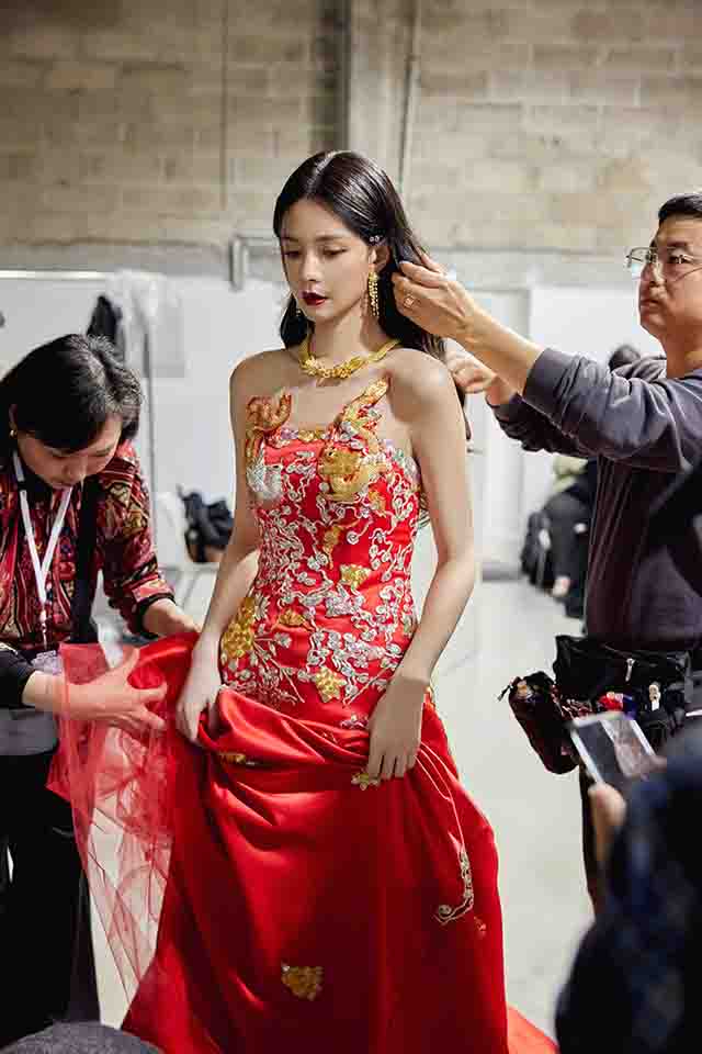 龙凤袍重现江湖，沈梦辰这一身，能打几分？以前那些穿龙凤袍走秀的中国女星，可是个顶