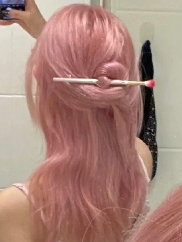 施华蔻101 一染一个不吱声
美鼠 整个人都嗲了起来

底色接近9度白金 用了四